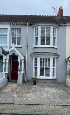 Tenby Victorian Villa with parking, pets allowed
